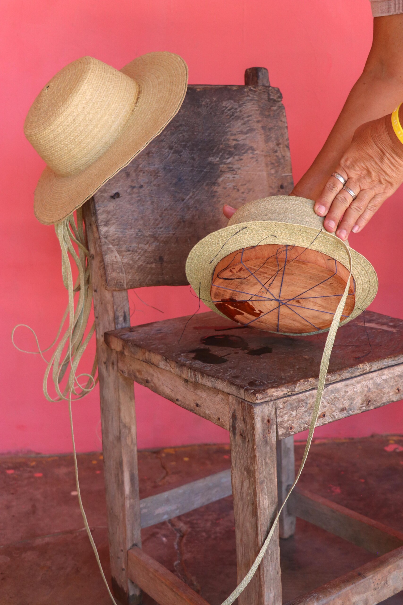 Proceso de tejido del sombrero de junco